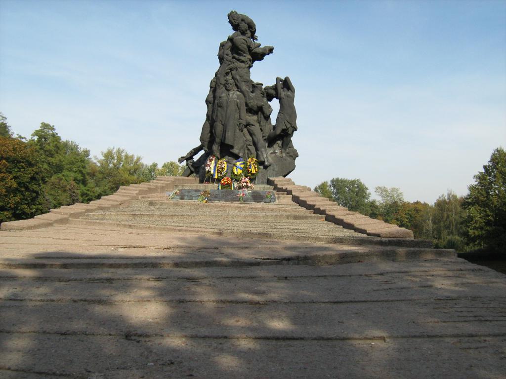 Памятник советским гражданам и военнопленным солдатам и офицерам Советской армии, расстрелянным немецкими фашистами в Бабьем Яре