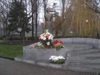 Monument to the outstanding member of Kyiv underground organization, Hero of Ukraine Tetyana Marcus (sculptor V. Medvedev)